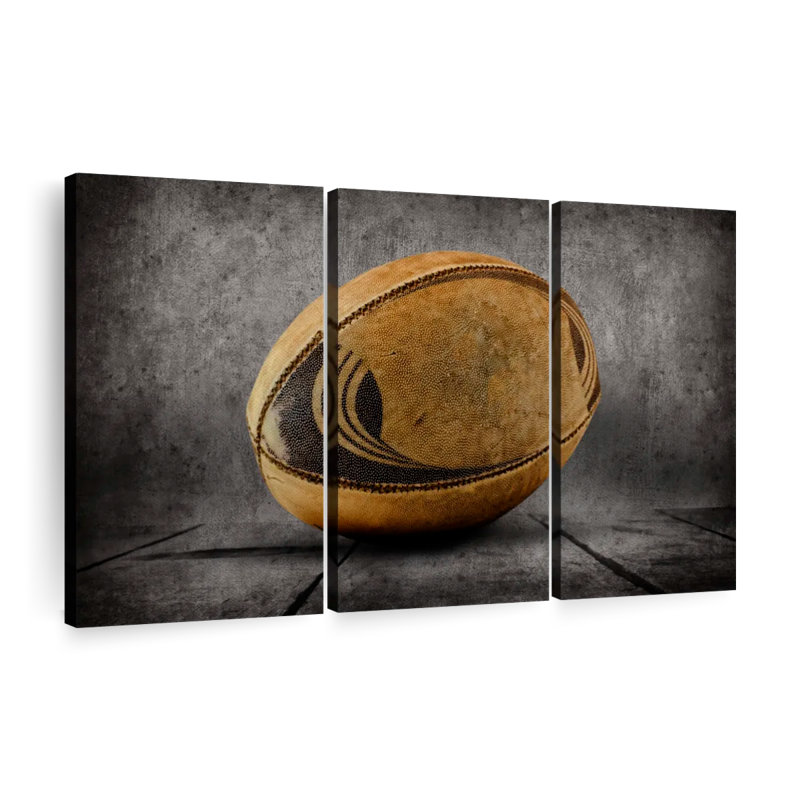 Vieux ballon de rugby 3 pièces, H 36 po x l 57 po x P 1 po