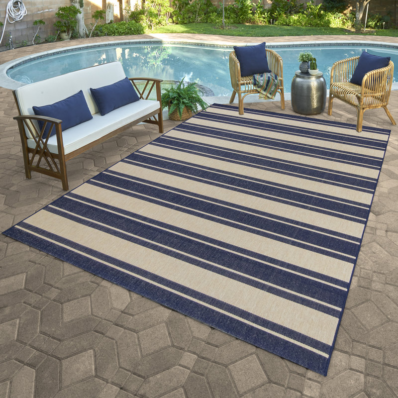 Tapis intérieur / extérieur en polypropylène tissé à plat à rayures crème et bleu marine Solterra Renzo