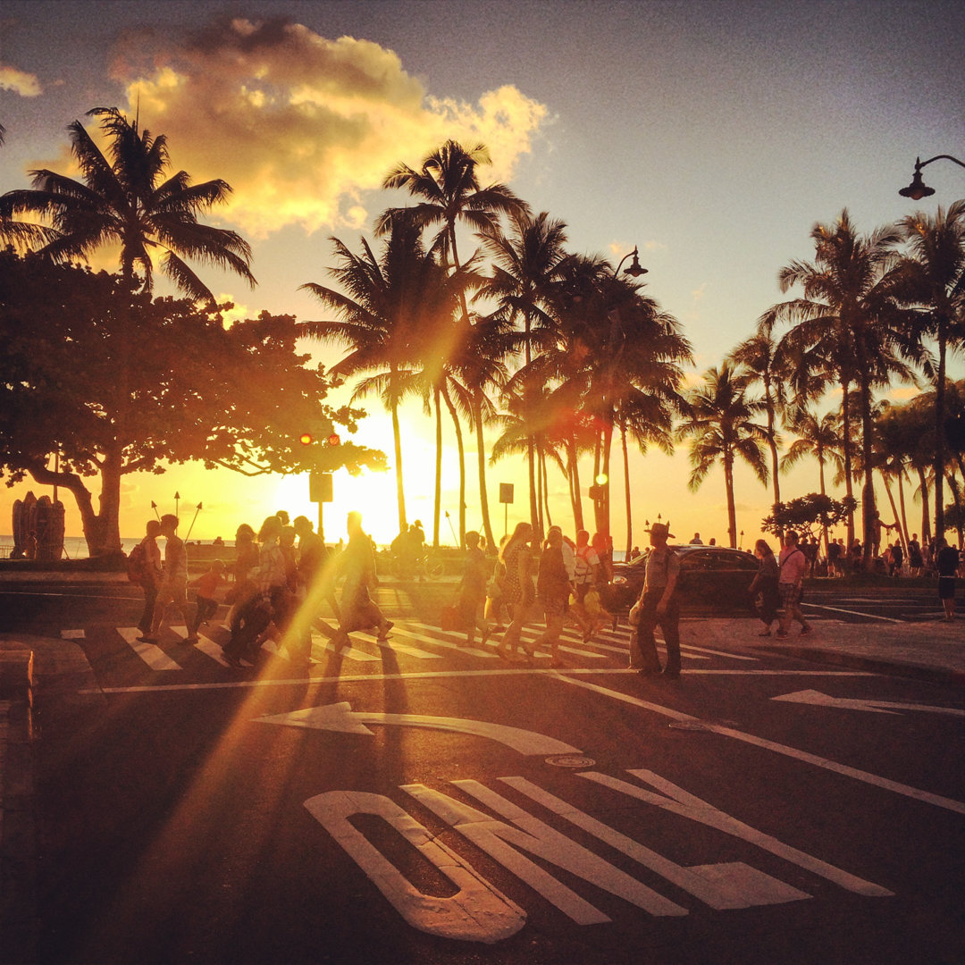 Waikiki Beach Sunset von Anouchka - Kunstdrucke auf Leinwand ohne Rahmen