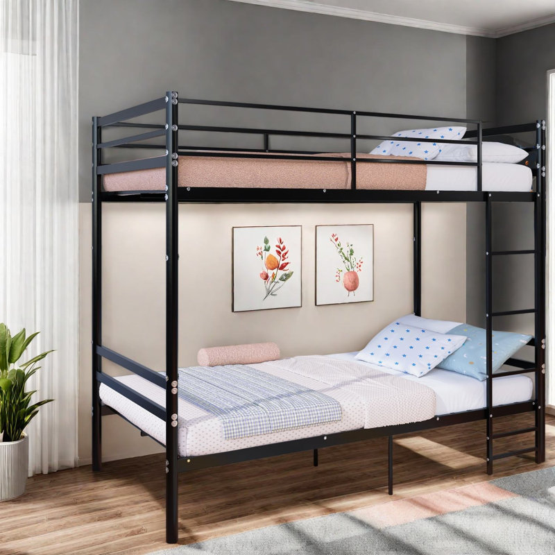 Lits peu encombrants, lit superposé simple au-dessus d'un lit simple en métal, salle familiale moderne