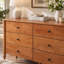 Commode Pagina à 6 tiroirs avec placage de chêne, détails sculptés en forme de vagues et pieds en bois massif