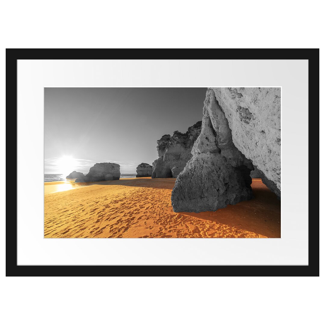 Gerahmtes Poster Riesige Felsen am Strand