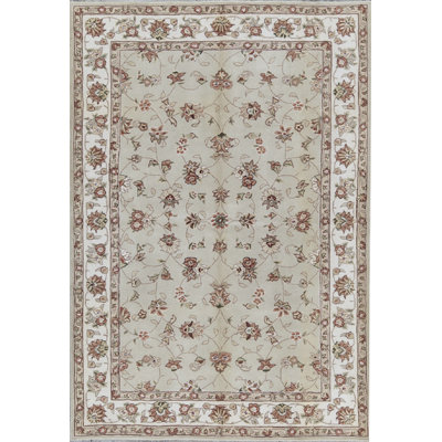 Tapis vert clair et ivoire noué à la main de haute qualité