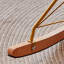 Chaise berçante élégante de couleur assortie