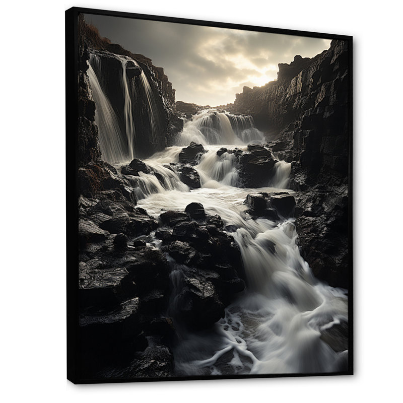 «Waterfall Enchanted Erosion» sur toile, H 40 po x l 30 po x P 1,5 po, Cadre flottant noir