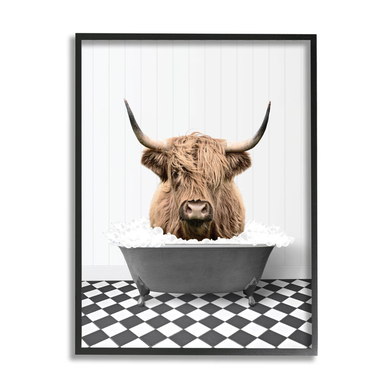 Bovin Trinx dans une salle de bain à carreaux, art giclée par lettré et doublé, H 14 po x l 11 po x P 1,5 po, Cadre noir