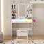 Table de coiffeuse avec miroir à DEL, 3 effets d'éclairage, 2 prises de courant alternatif et 6 espaces de rangement ouverts pour les femmes habillant le système intelligent, les ports, les zones de maquillage féminin