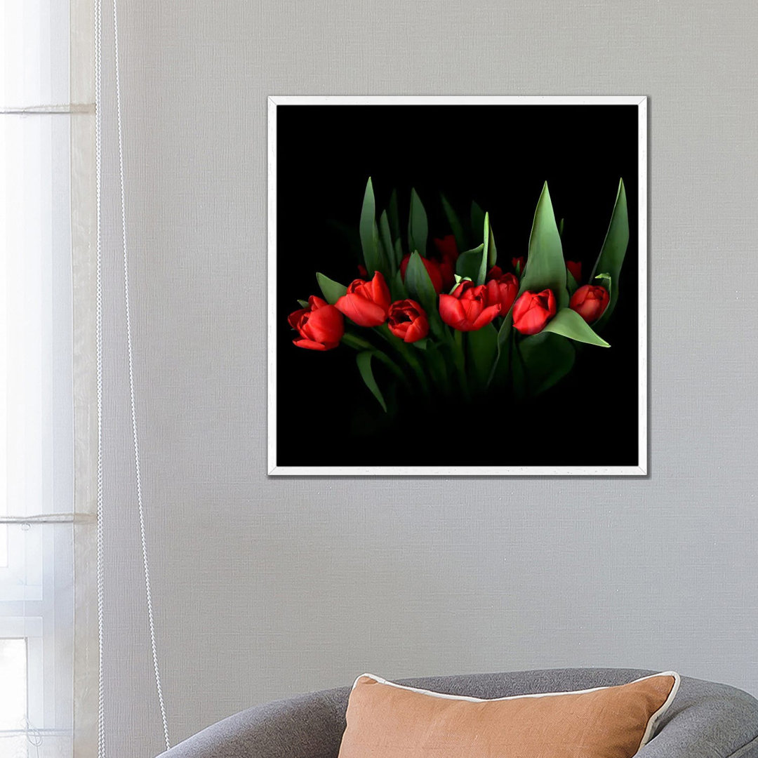 Roter Tulpenstrauß mit grünen Blättern von Magda Indigo - Galerie-umwickelte Leinwand Giclée auf Leinwand