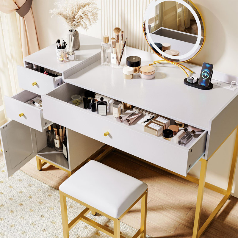 Daeja Vanity