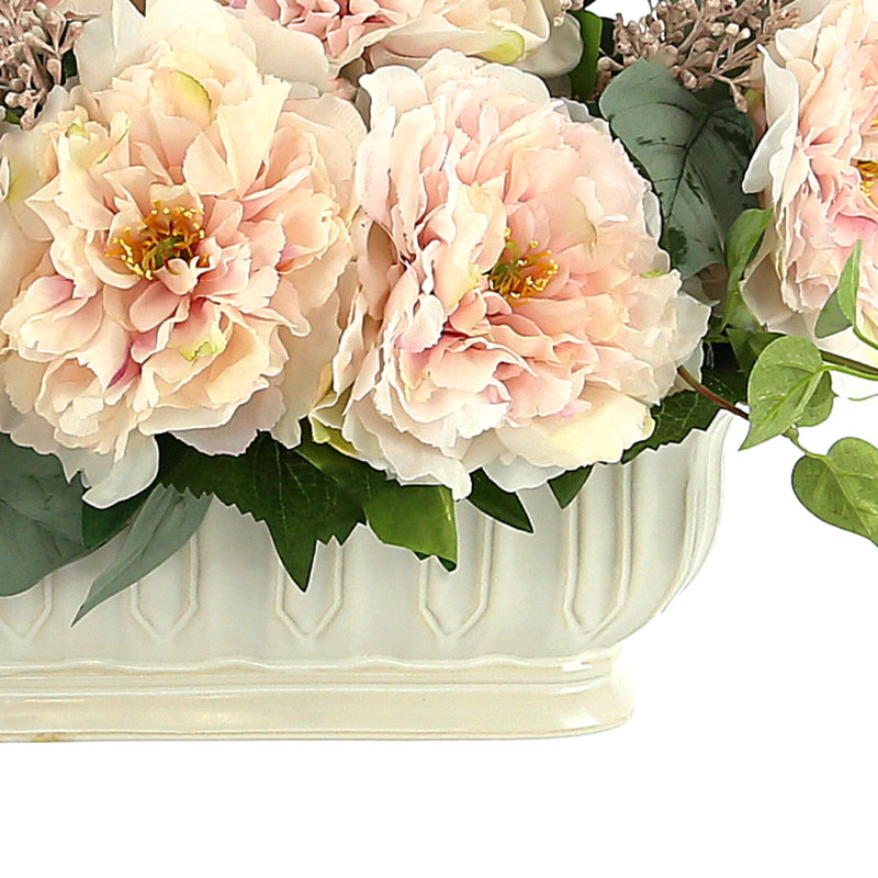 Pivoines roses dans un pot à crème