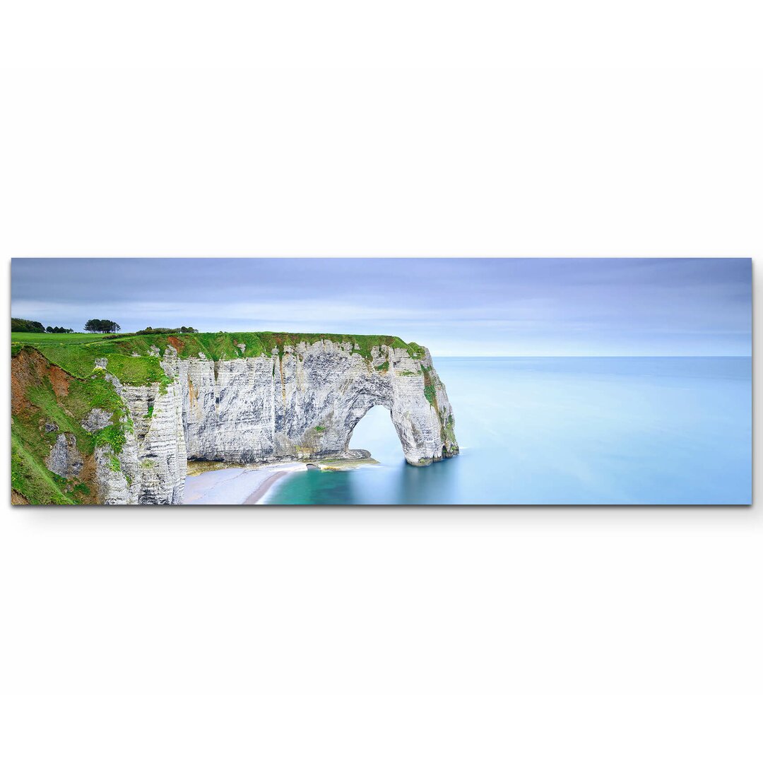 Leinwandbild Felsenbogen, Klippe und Strand bei Etretat – Normandie