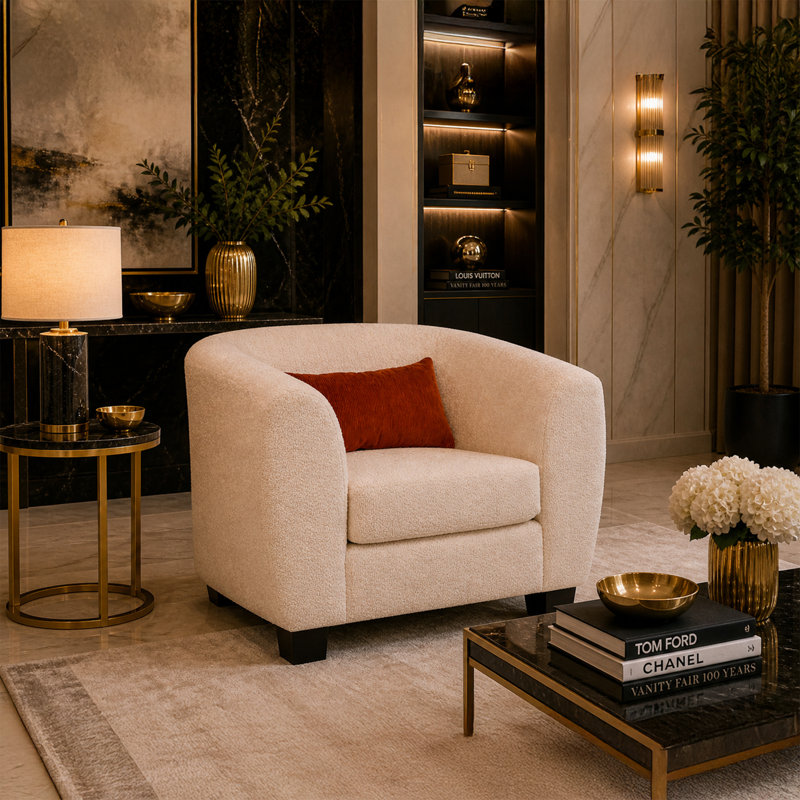 Chaise Everrest de couleur crème avec coussins décoratifs