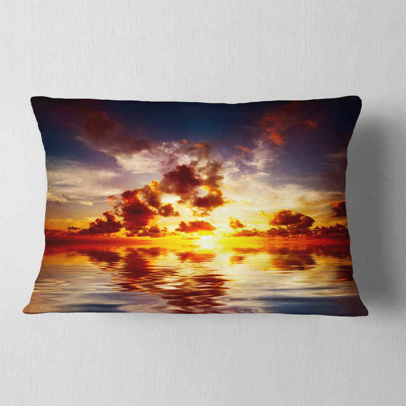 Magnifique coussin de soleil à coucher de mer avec un magnifique coussin lombaire ciel