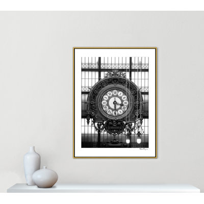 Horloge dorée du musée - impression de Paris par Mike Ragan