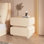 Armoire de chevet moderne en bois massif crème avec tiroirs à fermeture en douceur pour chambre à coucher ou salon