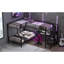Lit superposé simple au-dessus d'un lit double en L et lit mezzanine, armoire encastrée et bureau avec port USB