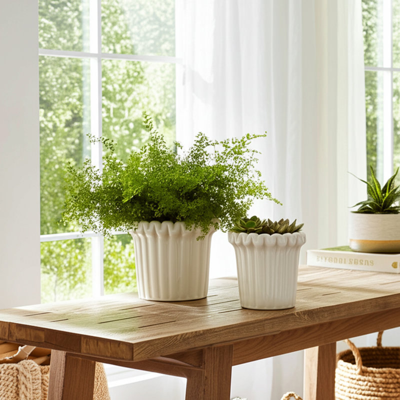 Ensemble de pots à fleurs en grès avec rebord sculpté et texture striée verticale