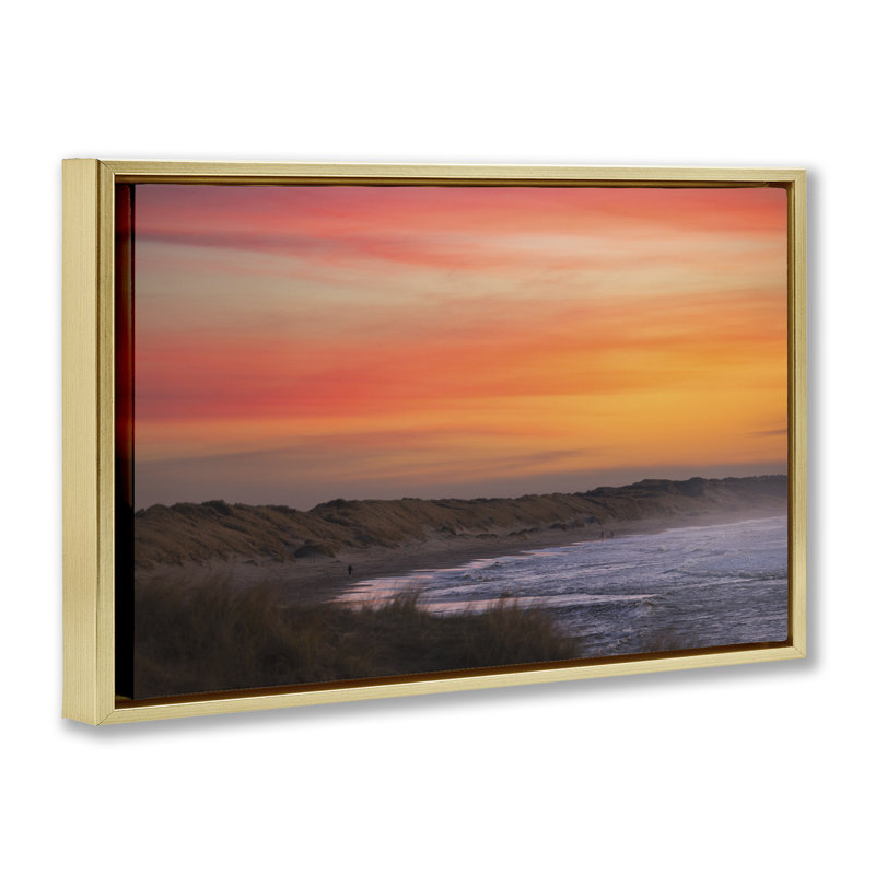 Coucher de soleil orange sur un cadre flottant, par Thomas Tepstad Berge, 17" H x 25" W, Cadre flottant métallique doré