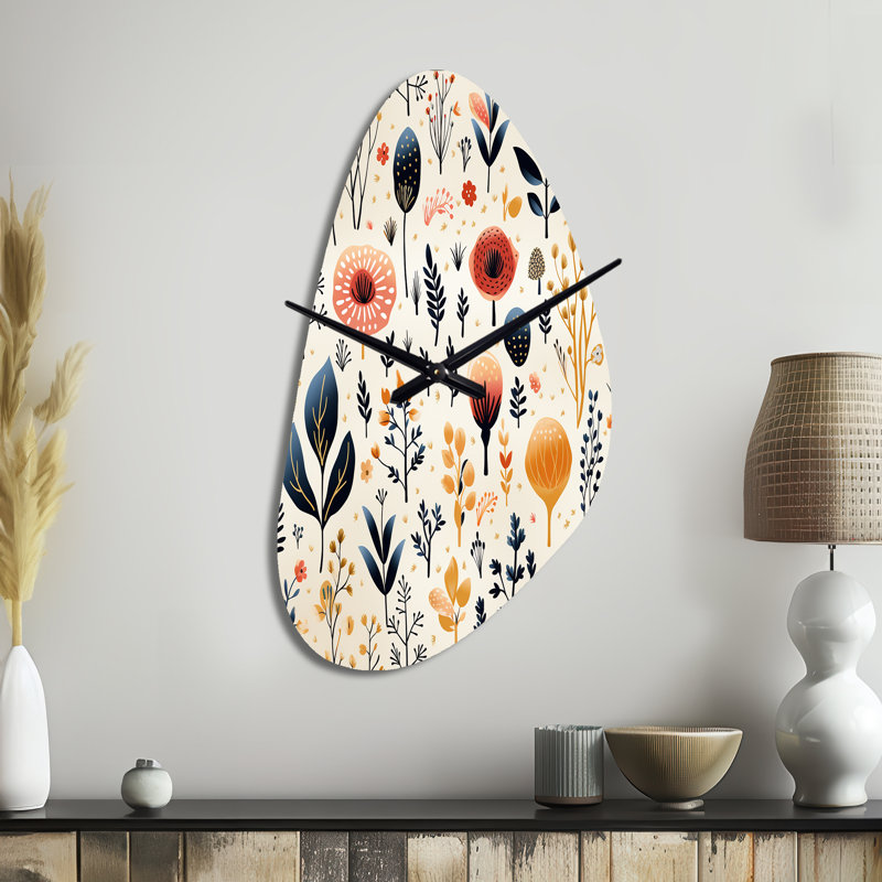 Amour dans la corail sauvage et fleur beige - horloge murale en forme de fleur unique en métal, impression d'horloge murale asymétrique Boho