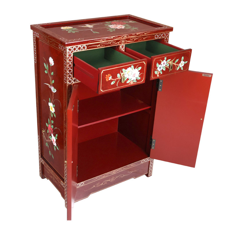  Armoire rouge avec des fleurs peintes à la main