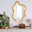 Miroir mural de forme irrégulière avec cadre en bois naturel