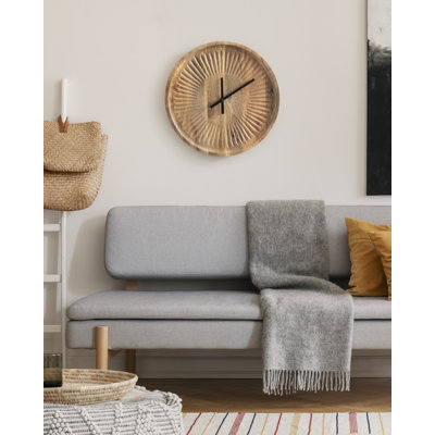 Horloge en bois sculpté