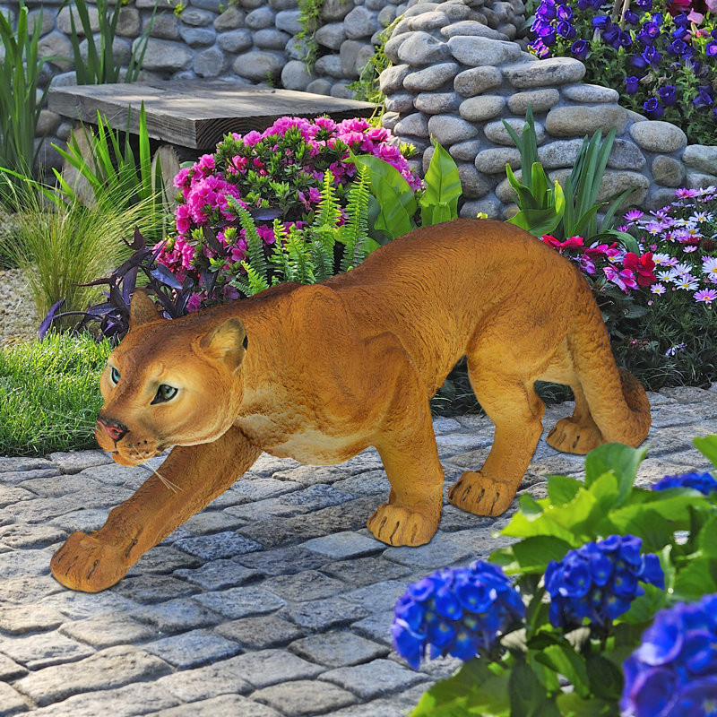 Statue cougar dans les montagnes américaines rôdant