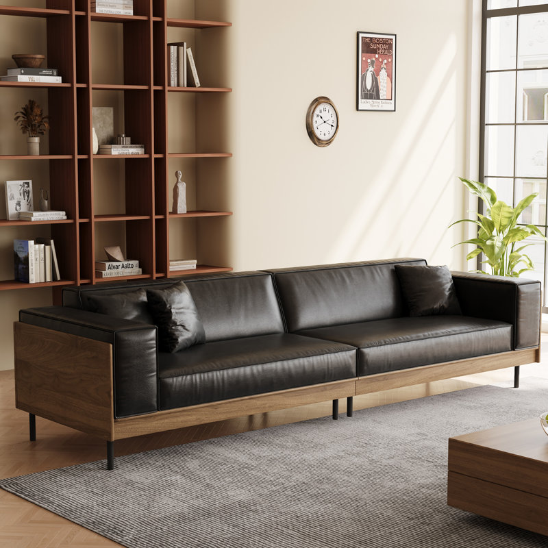 Canapé extra profond en similicuir noir à 4 places, accoudoirs carrés de 270 cm (106,3 po) avec garniture en bois massif et 2 coussins.