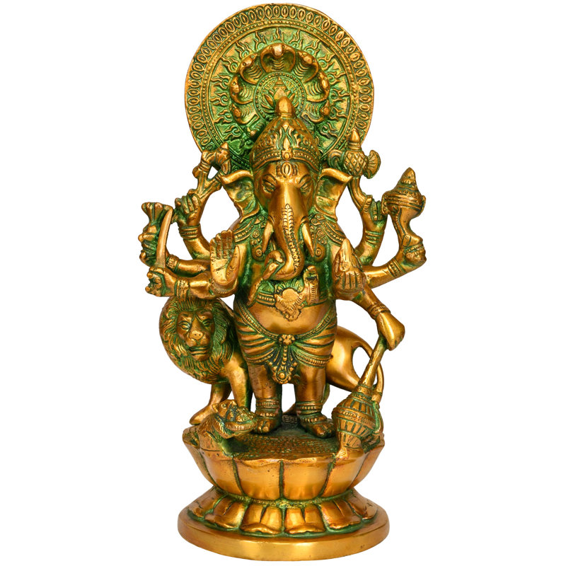 Huit bras de Ganesha debout sur une base de lotus