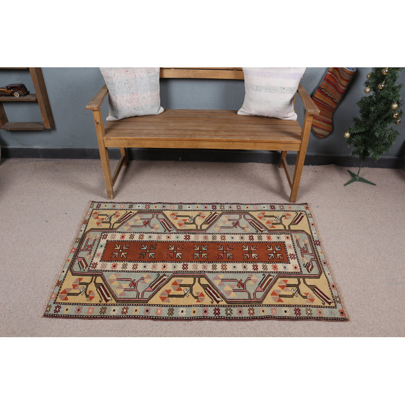 Faites l'expérience d'une touche classique dans votre espace avec ce tapis décoratif en laine turque vert