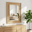 Miroir décoratif rectangulaire avec cadre en bois naturel et revêtement en rotin tissé à la main pour une utilisation polyvalente sur un mur ou un comptoir.-129673860