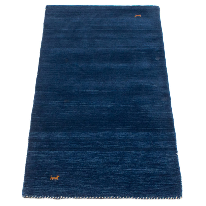 Les tapis Gabbeh sont fabriqués à la main avec des poils très hauts et des motifs très simples et stylisés.