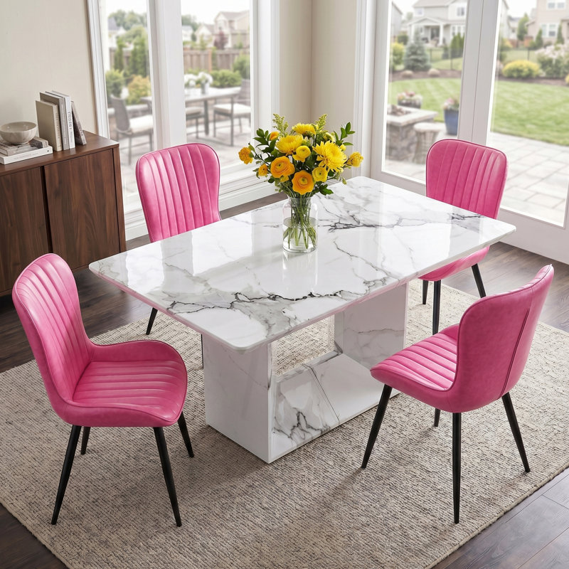 Ensemble de salle à manger 5 pièces Modern Glam avec table rectangulaire en faux marbre 63 po et 4 chaises en simili cuir
