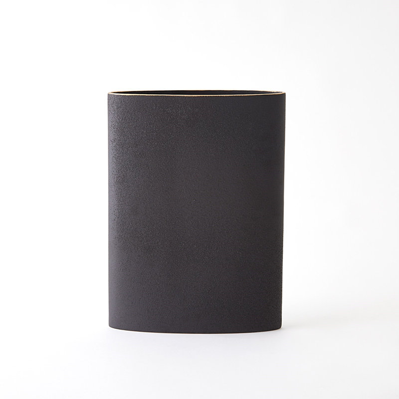 Vase Tuba noir avec rebord doré, H 16 po x l 12 po x P 3,25 po