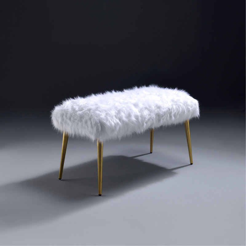 Banc chic blanc et doré avec siège en fausse fourrure douce pour la décoration de chambre à coucher moderne et confortable