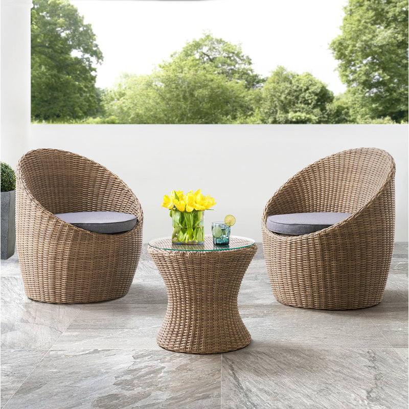 Ensemble de jardin Strafford en résine tressée résistante aux intempéries, comprenant deux chaises et une table basse de 45 cm de haut.