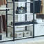 Système de garde-robe blanc autoportant en bois avec structure en métal