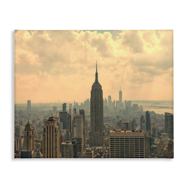 Toile NYC Skyline avec nuages, conception par LSR Creative Studio, H 16 po x l 20 po