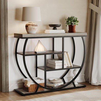 Console 39 po pour le hall d'entrée. Table de couloir rustique à 4 niveaux avec rangement et structure en métal semi-circulaire. Mobilier étroit pour le salon. Appartement. Derrière le canapé. Gris