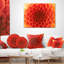 Coussin décoratif orange à motif de pétales de fleurs orange