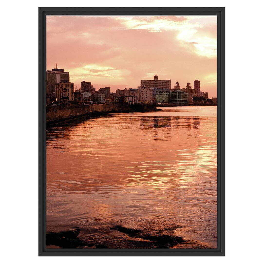 Gerahmtes Wandbild Blick auf Stadt am Meer