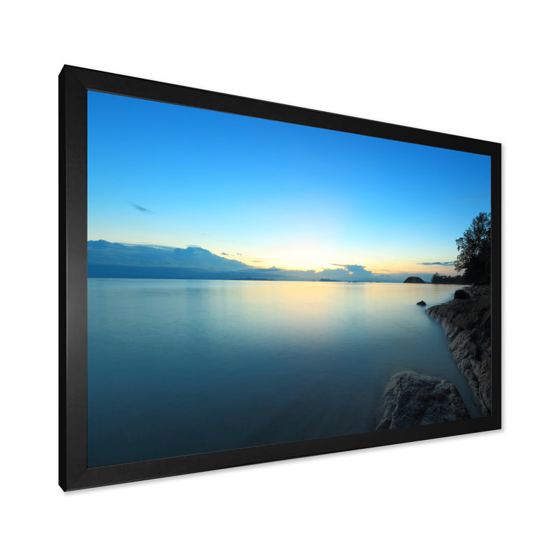 Plage, lever de soleil et ciel dramatique - œuvre d'art nautique et côtière, H 24 po x l 36 po x P 1 po, Cadre photo noir