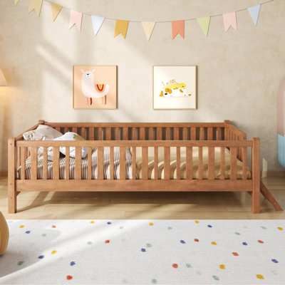 Lit simple en bois avec garde-corps