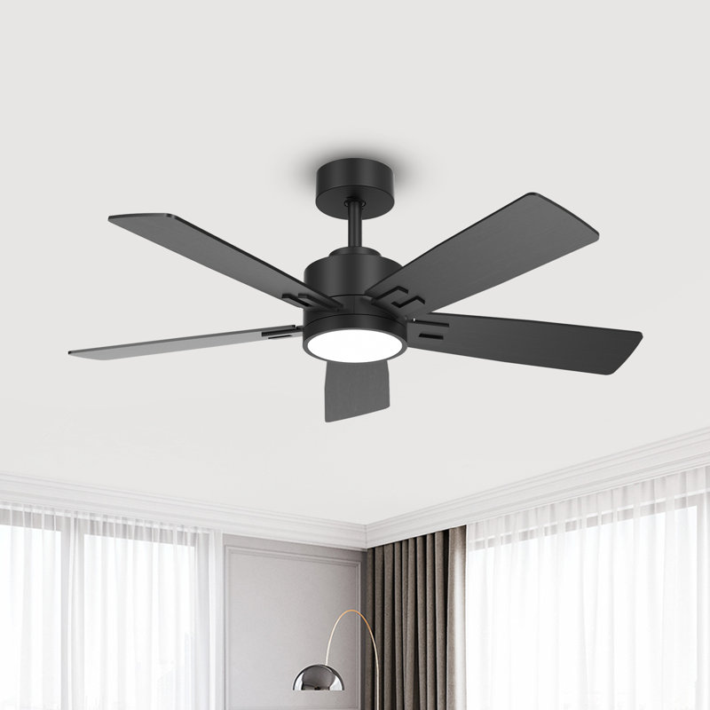Ventilateur de plafond intelligent à 5 pales avec éclairage intégré, conception intérieure moderne pour le salon, la chambre à coucher et la salle à manger