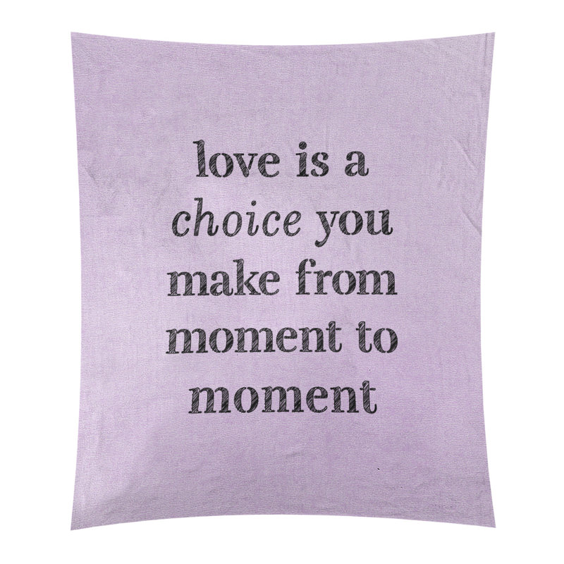 Tapisserie de polyester, l’amour d’écriture est un choix de citation, H 80 po x l 68 po, Mauve / Noir