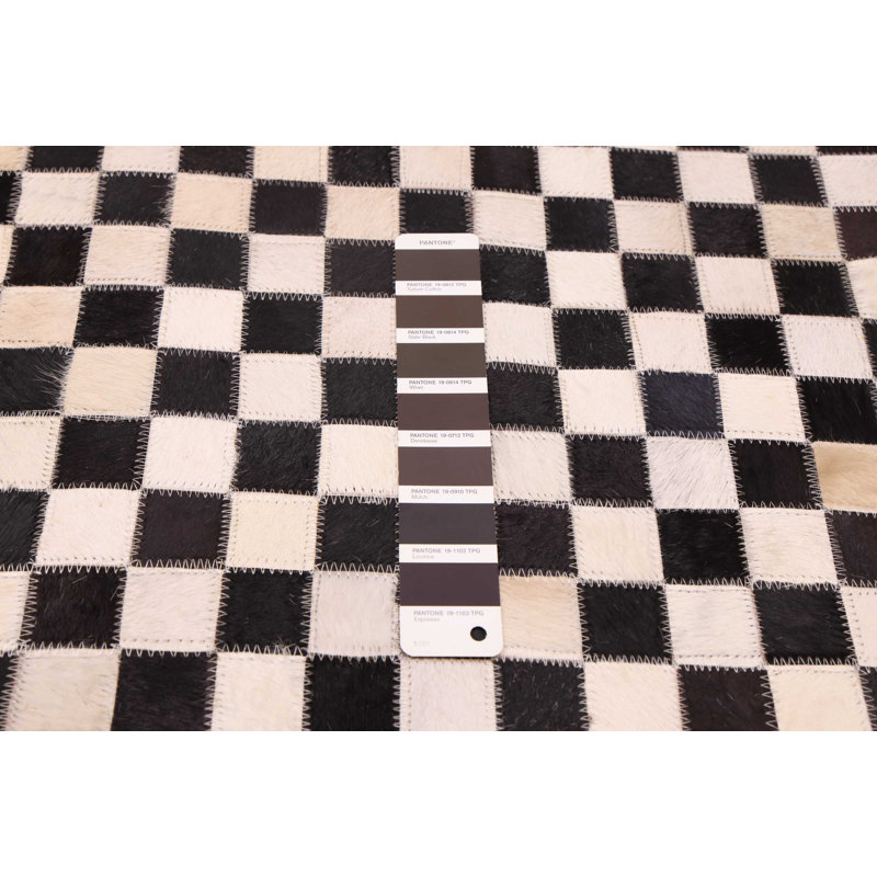 Tapis crème en cuir de vache noir 4 pi x 6 pi