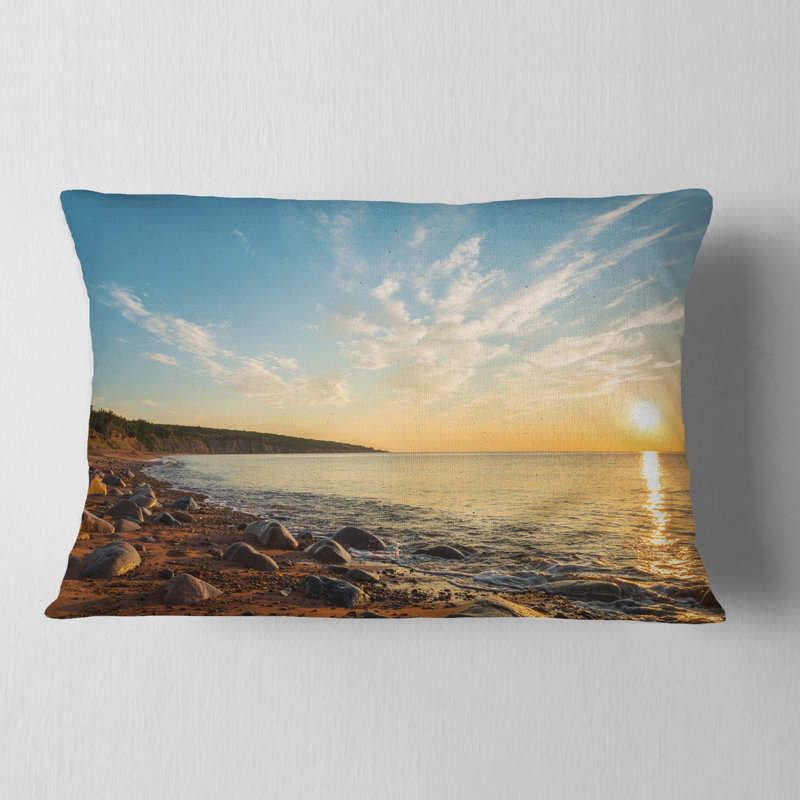 Coussin lombaire à partir du soleil avec roches seascape ocean shore at