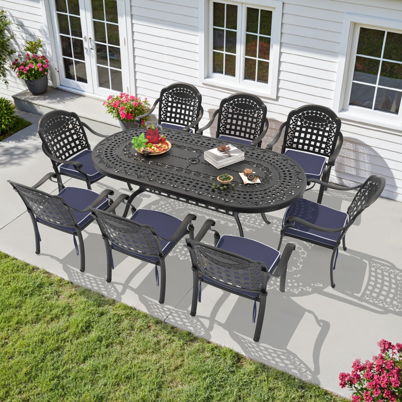 Ensemble de salle à manger de patio 9 pièces, table ovale de 81,89 po L avec trou pour parasol et 8 chaises empilables, coussins bleus