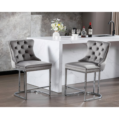 Ensemble de 2 tabourets de bar modernes en velours avec dossier, garniture de rivets et base en métal chromé pour îlot de cuisine, gris