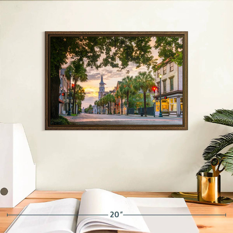 Rues historiques de Charleston, 13 po x 9 po, Cadre flottant noyer